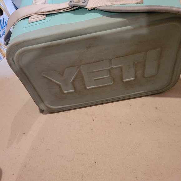 YETI Soft Cooler in Aquifer Blue 18 - Picture 6 of 6